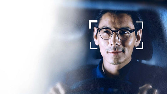 Man wearing eyeglasses while driving at night, representing ZEISS DriveSafe lenses designed to reduce glare from oncoming headlights